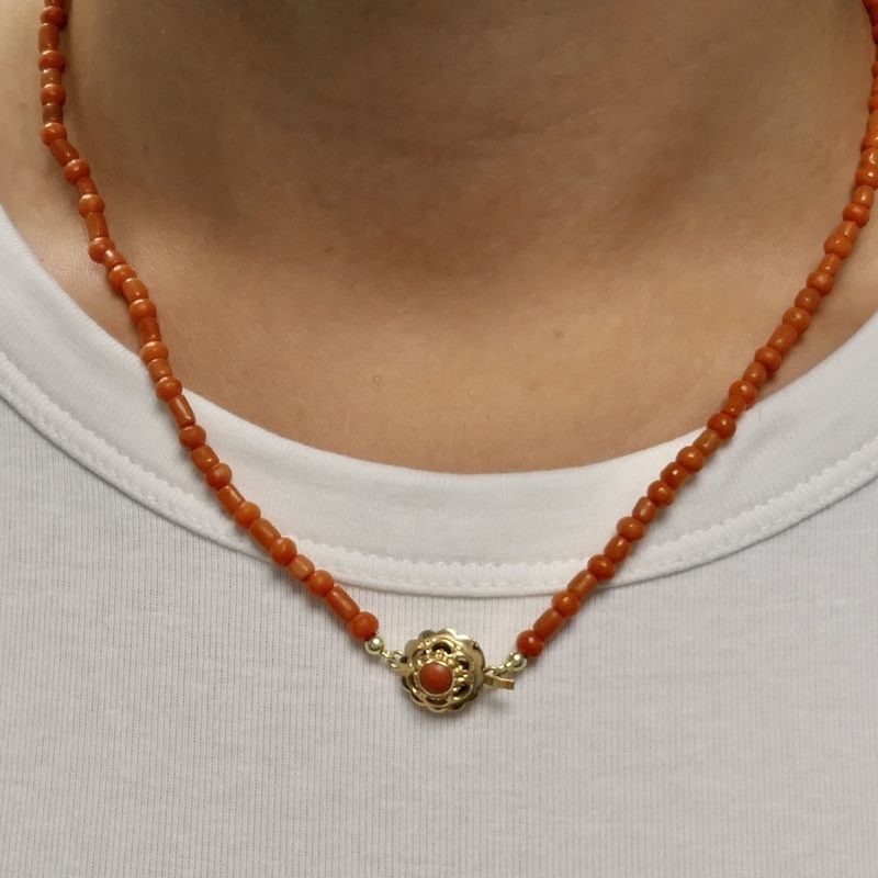 Image 10 of Red coral bead necklace with gold clasp; Antique | 46.5 cm