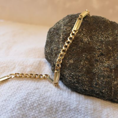 Image 2 of Gold closed Figaro link bracelet