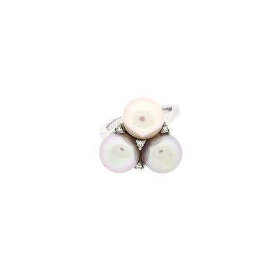 White gold ring with pearl and diamonds; 0.06 ct. Image 2 of White gold ring with pearl and diamonds; 0.06 ct.