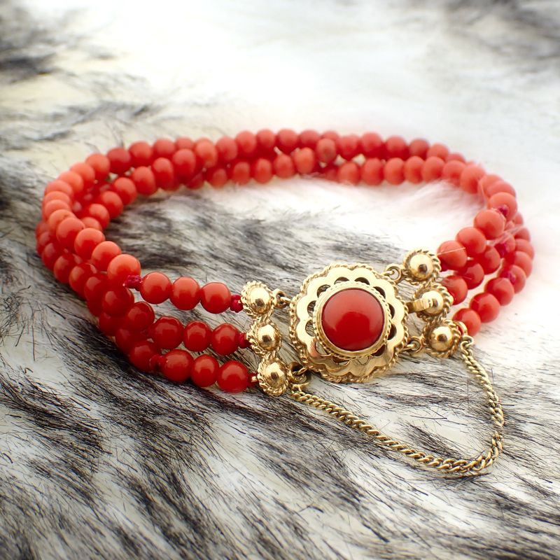 Image 6 of Red coral beads bracelet with gold clasp; Antique | Ø 53.8 mm