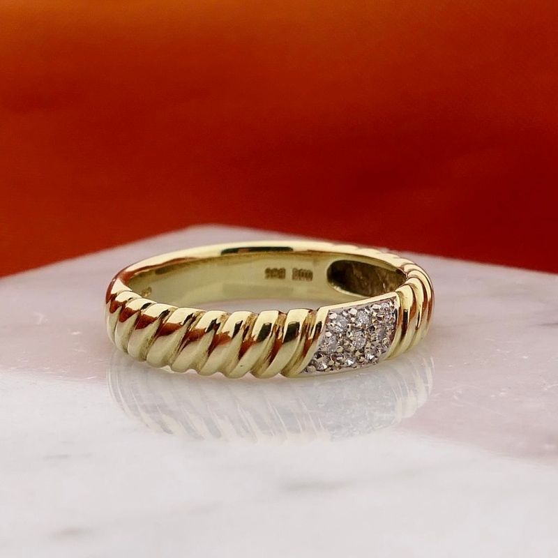 Afbeelding 2 van Gouden Goldgilde ring met diamanten; 0,08 ct.