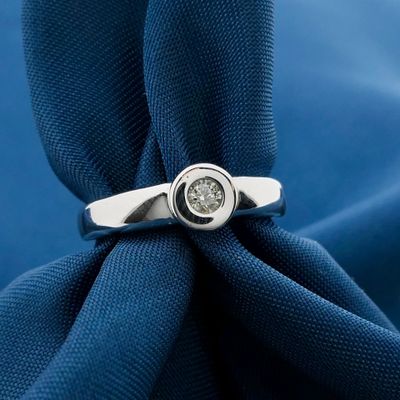 Image 2 of White gold solitaire ring with diamond; 0.12 ct.