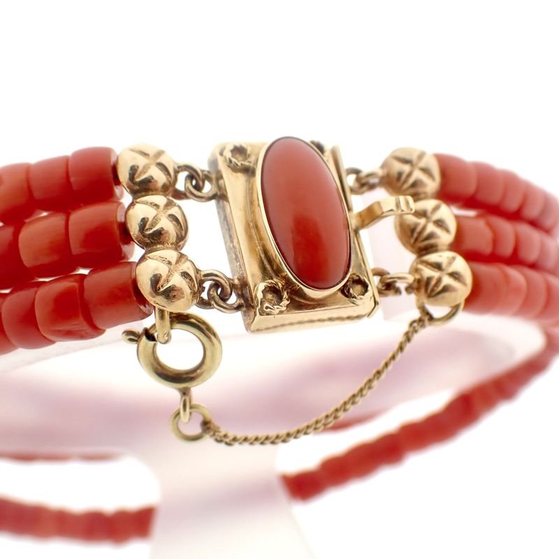 Image 3 of Red coral bead bracelet with gold clasp; Antique | 18 cm