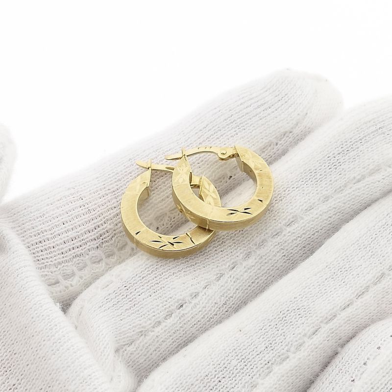 Afbeelding 8 van Gematteerd gouden oorringen met diamantslijpsel | 16.7 mm 