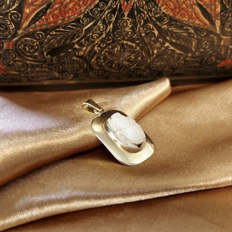 Image 2 of Gold pendant with scarab