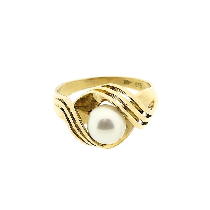 Image 3 of Vintage gold ring with pearl