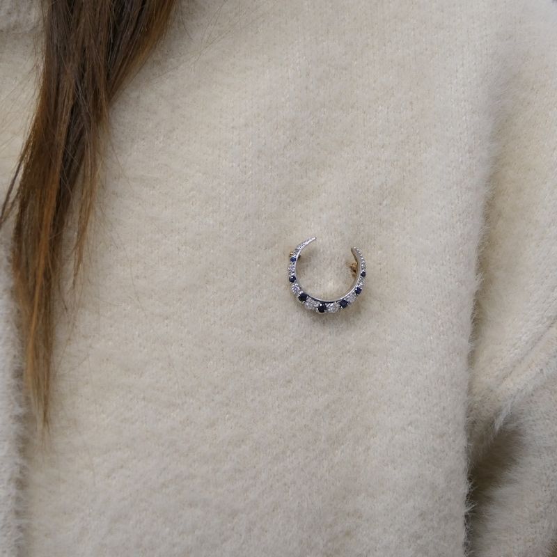 Image 10 of 9 carat brooch with sapphire and diamond; 0.34 ct.