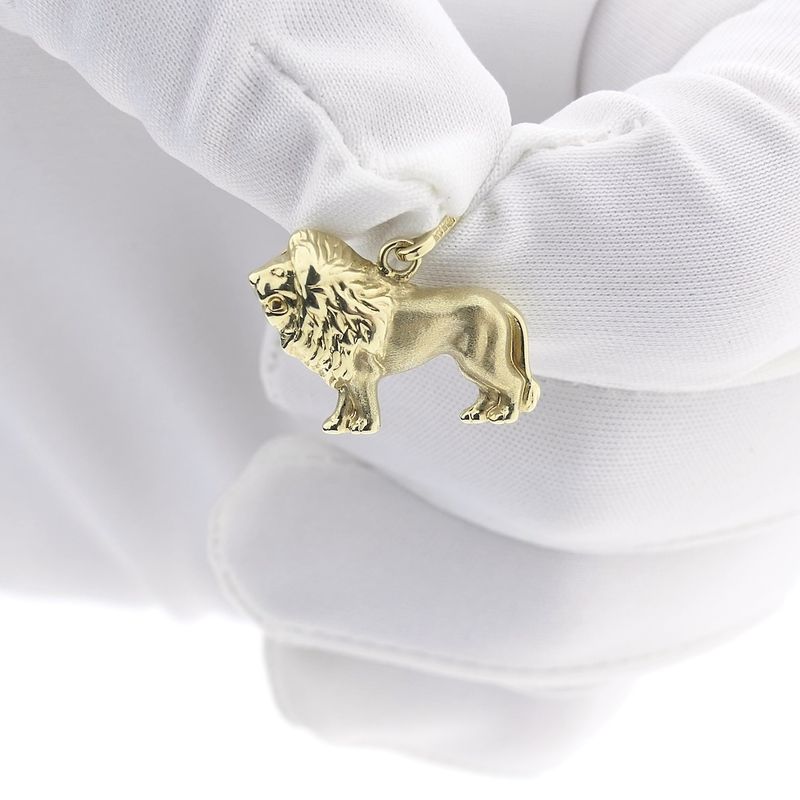 Image 11 of Gold pendant of a lion