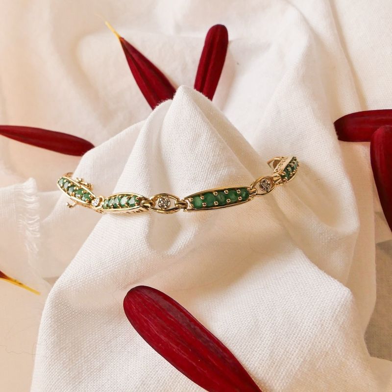 Image 2 of Gold bracelet with emerald and diamond; 0.04 ct. | 18.5 cm