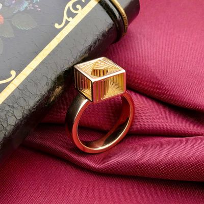 Image 2 of Gold ring with a dynamic design