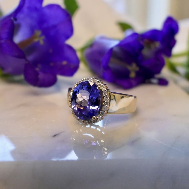 Image 2 of Gold ring with tanzanite and diamond | 0.24 ct.