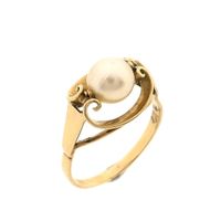 Gold ring with pearl