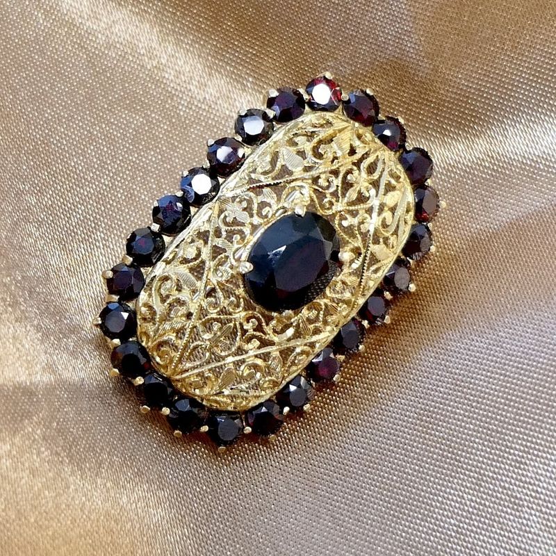 Image 2 of Antique gold brooch with garnet