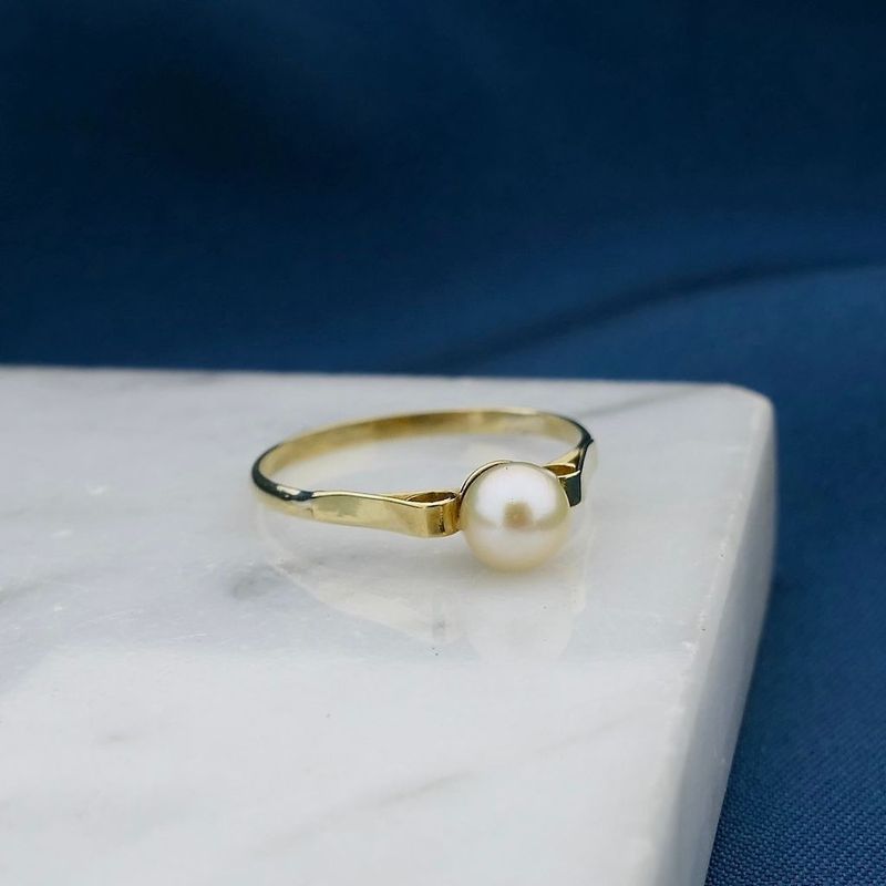 Image 2 of Gold ring with pearl