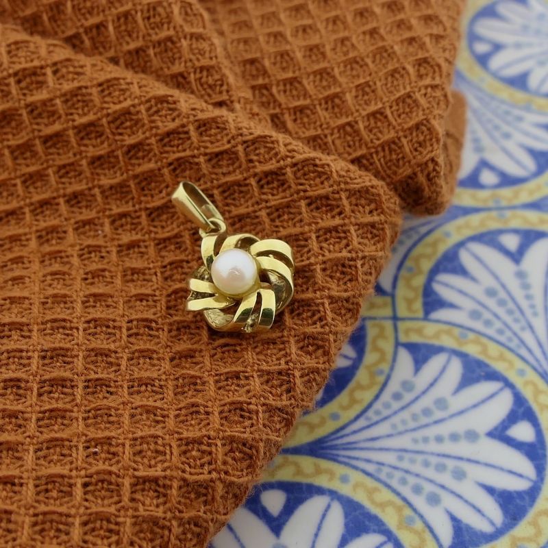 Image 2 of Vintage gold pendant with cultured pearl.