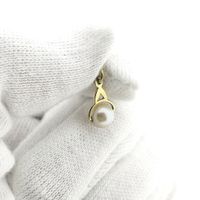 Gold pendant with pearl