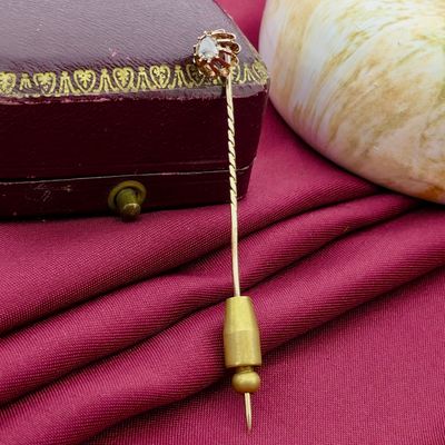 Gold lapel pin with diamond; approx. 0.10 ct. Image 2 of Gold lapel pin with diamond; approx. 0.10 ct.