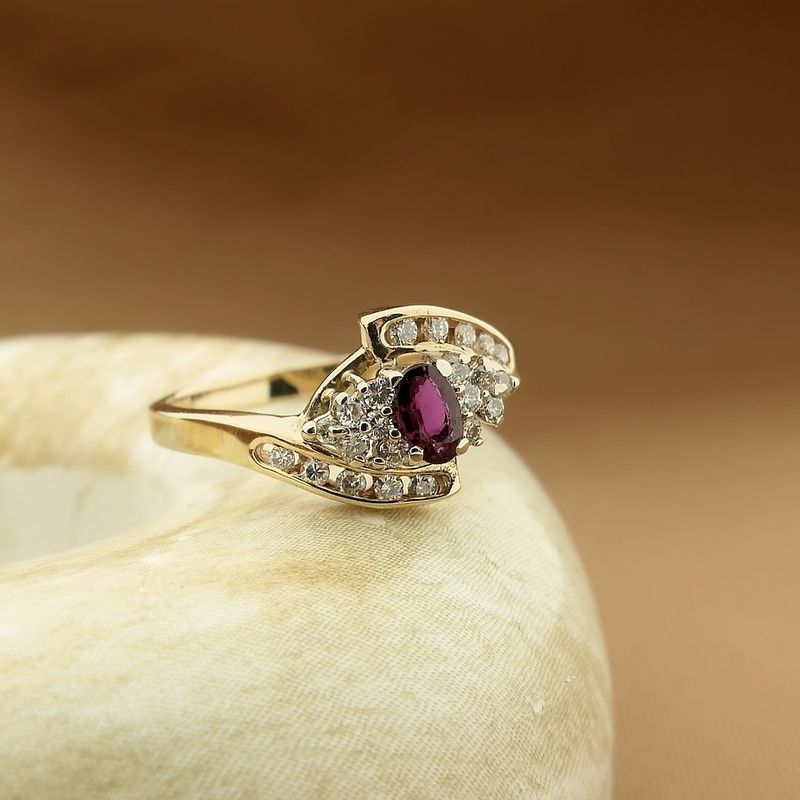 Image 2 of Gold ring with ruby ​​and diamond | 0.22 ct.
