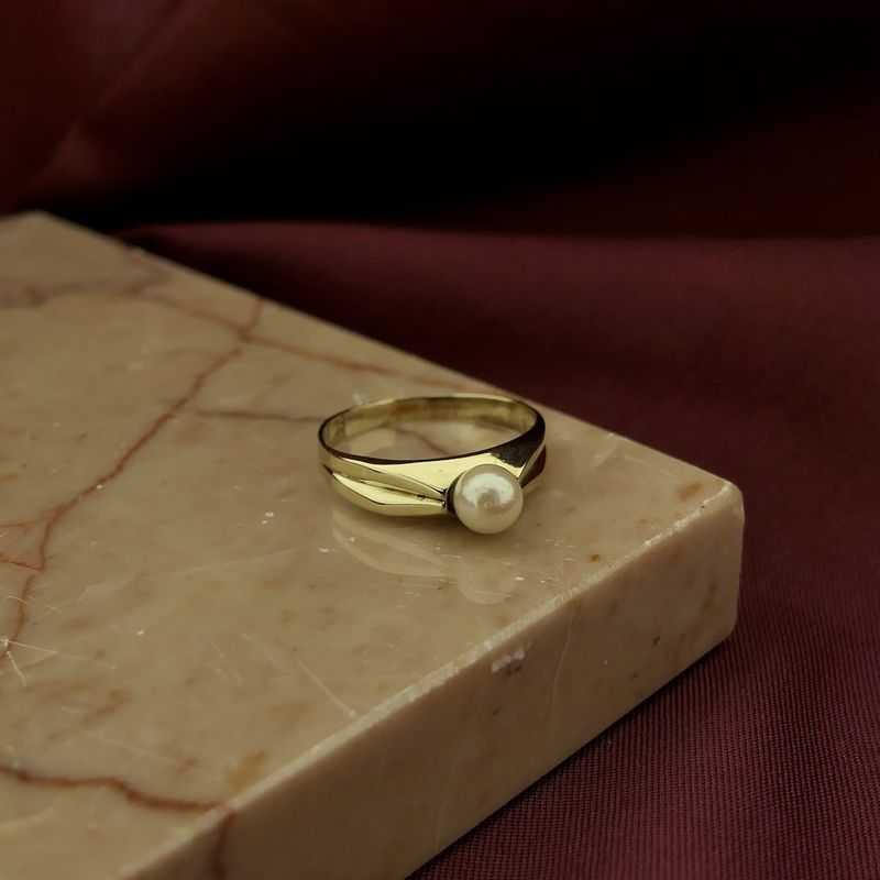 Image 2 of 8 carat ring with pearl