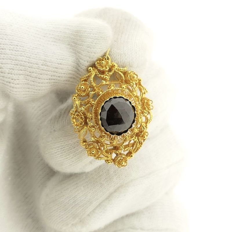 Image 9 of Vintage gold pendant with garnet.