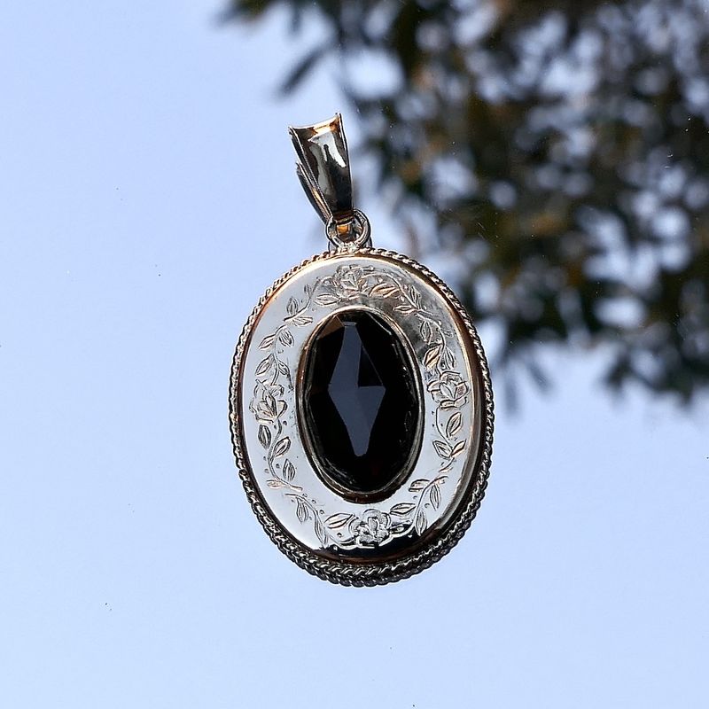 Image 9 of Vintage gold pendant with garnet