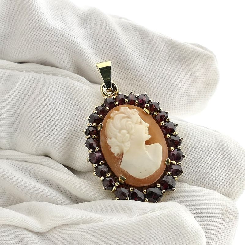 Image 5 of 8K Pendant with cameo and garnet | Antique