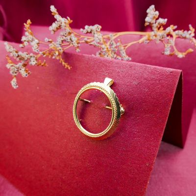 Image 2 of Golden ten guilder coin edge pendant/brooch