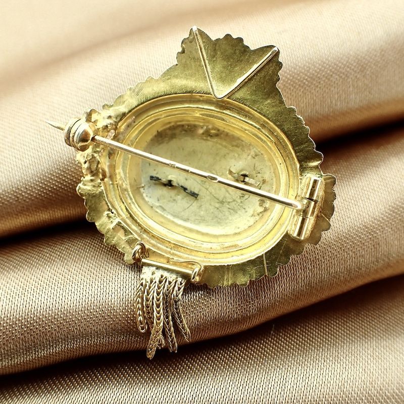 Image 8 of Old Dutch gold brooch with a cap bell