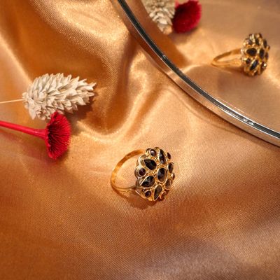 Gold entourage ring with garnet stones | Vintage Image 2 of Gold entourage ring with garnet stones | Vintage