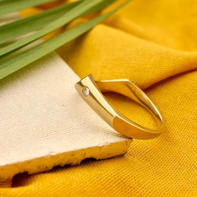 Image 2 of Gold ring with diamond; 0.02 ct.