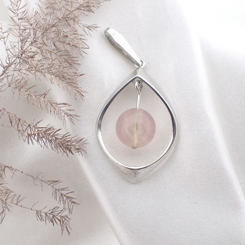 Image 2 of Silver pendant with rose quartz