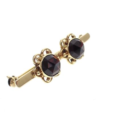 Image 2 of Vintage gold brooch with garnet