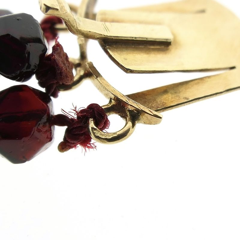 Image 4 of Antique glass bead bracelet with gold clasp; 16 cm