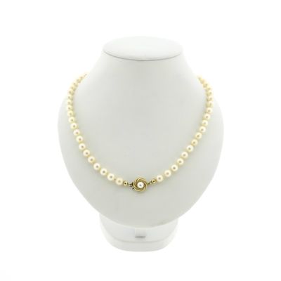 Image 1 of Vintage pearl necklace with gold clasp