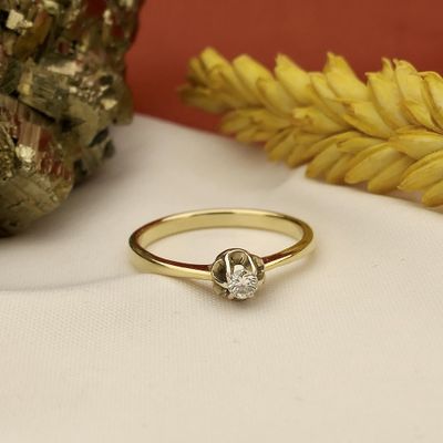 Image 2 of Gold solitaire ring with diamond; 0.09 ct.