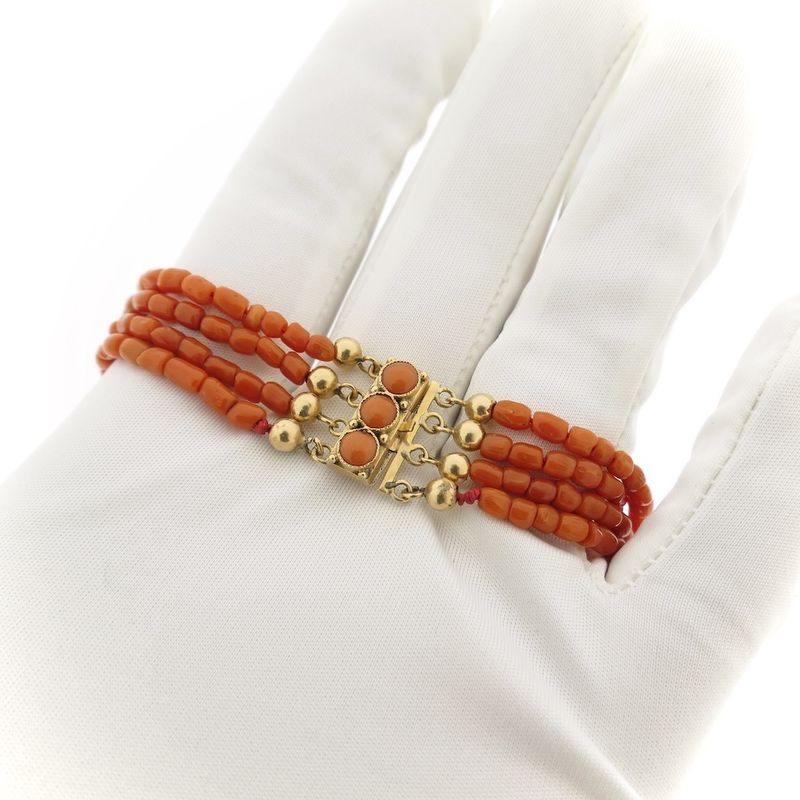 Image 10 of Blood coral bead bracelet with gold clasp; Antique | 20 cm