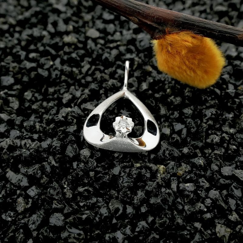 Image 2 of White gold pendant with diamond | 0.015 ct.