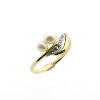 8 carat ring with pearl and diamond; 0.07 ct.