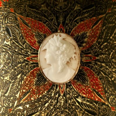 Image 2 of Gold brooch/pendant with cameo