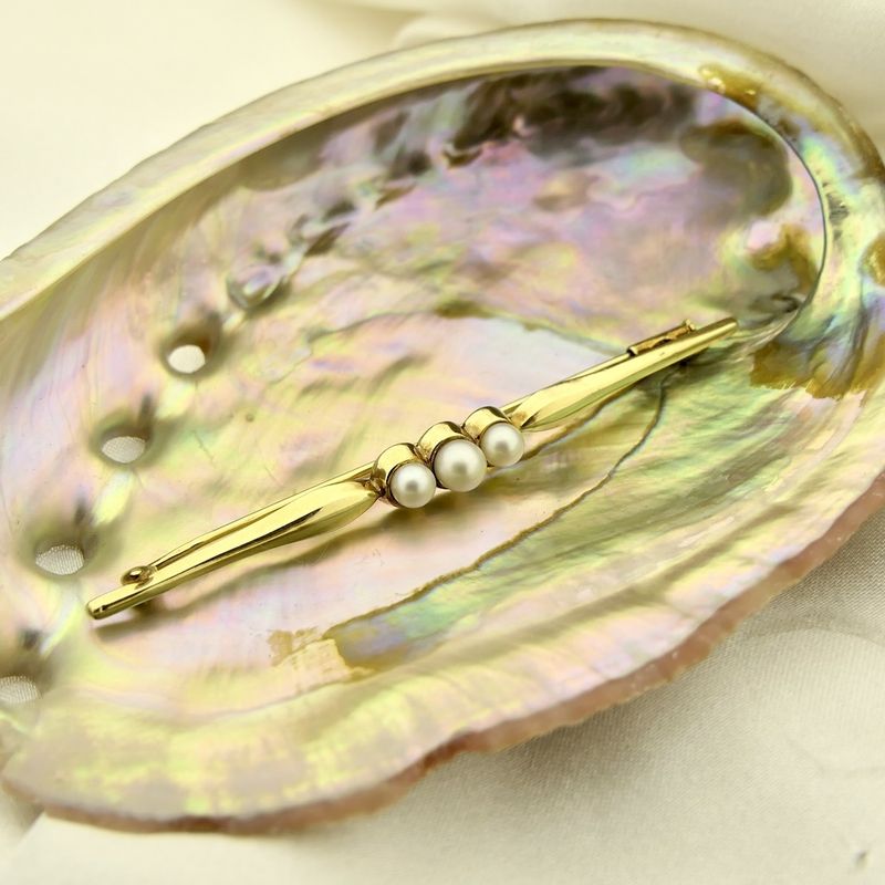 Image 2 of Vintage gold brooch with pearl