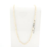 Pearl necklace with white gold clasp and diamonds; 0.01 ct.