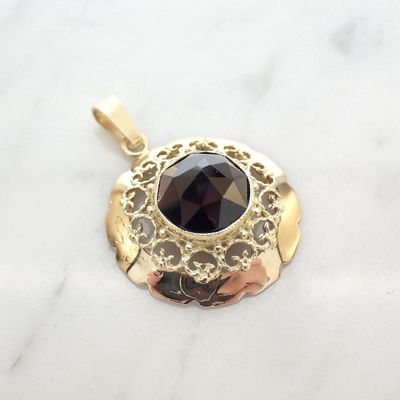 Image 2 of Vintage gold pendant with garnet
