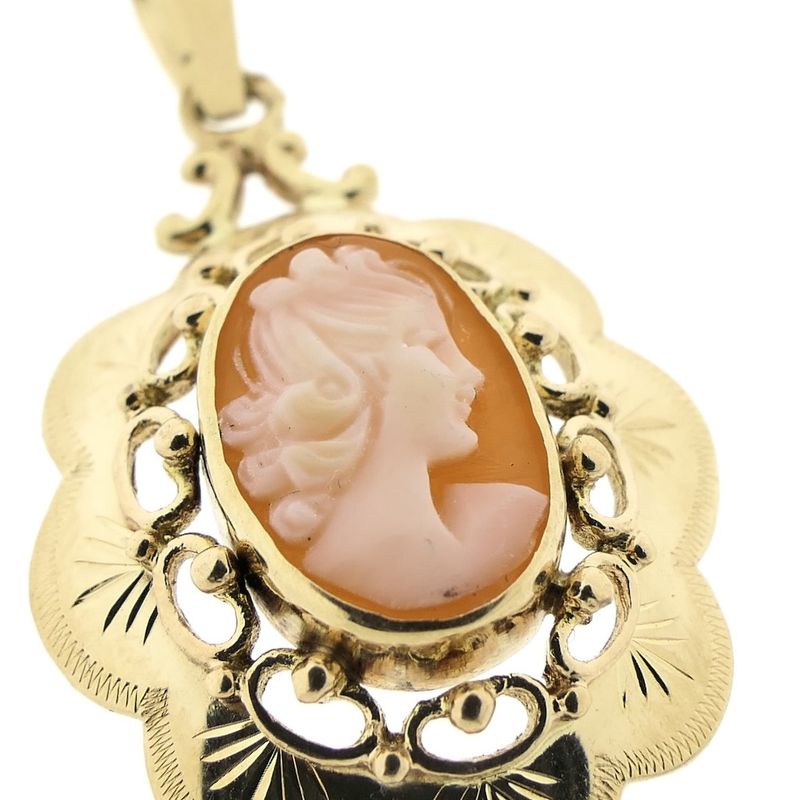 Image 3 of Gold pendant with cameo