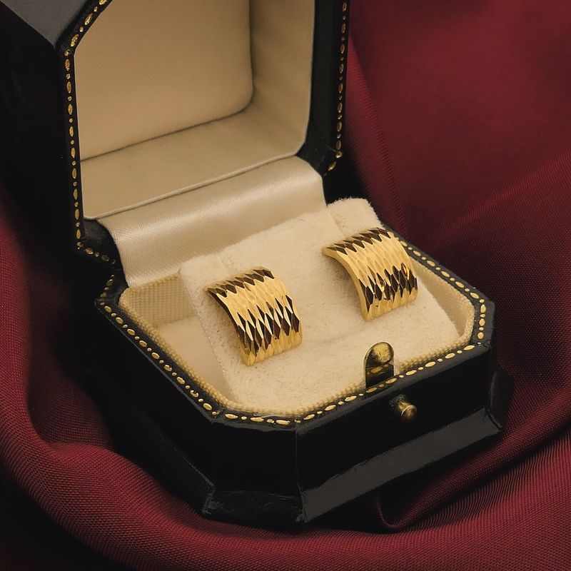 Image 2 of Gold stud earrings with pattern