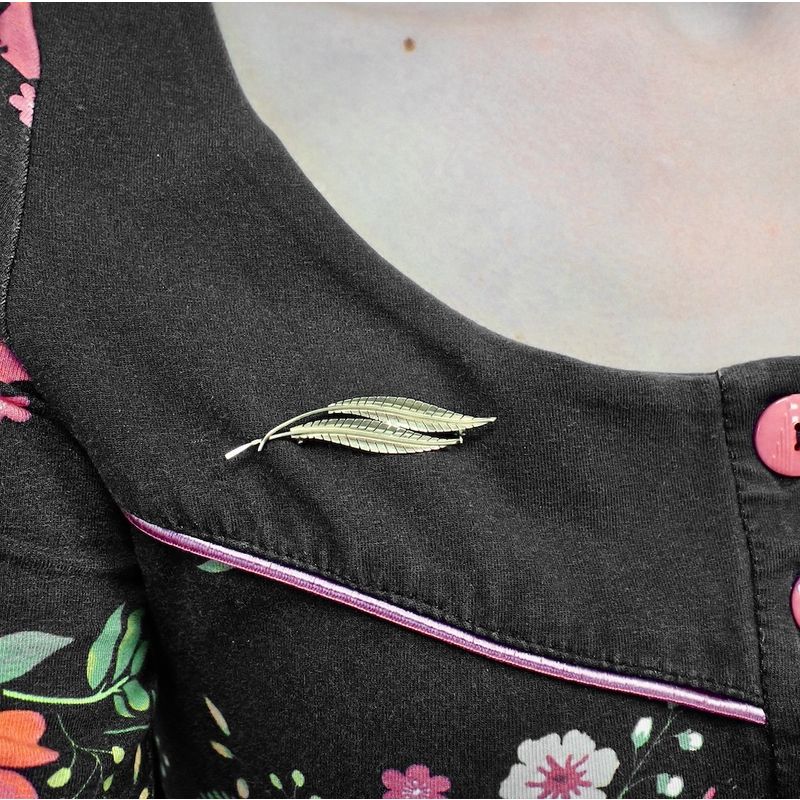 Image 3 of Gold brooch with two feathers