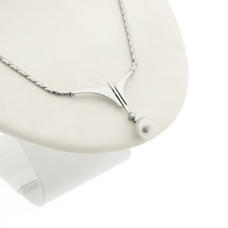 Image 3 of White gold necklace with pearl and diamond; 0.05 ct. | 44 cm