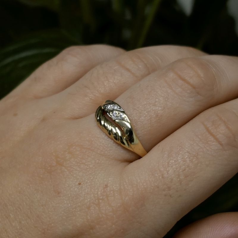 Image 11 of Gold ring with zirconia