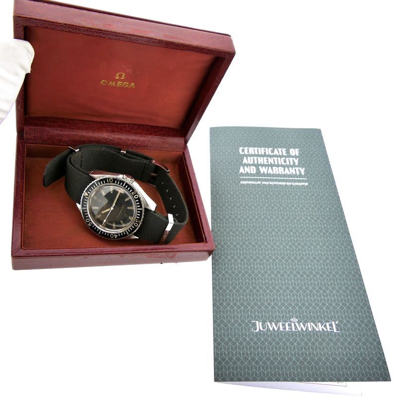 Image 26 of Omega Seamaster 300 ref. 165.024; Vintage automatic watch from 1964