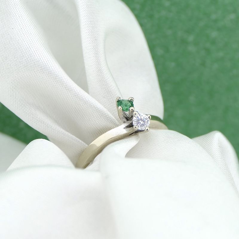 Image 7 of White gold ring with emerald and diamond | Toi et moi