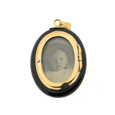 Vintage gold locket pendant with onyx Image 2 of Vintage gold locket pendant with onyx